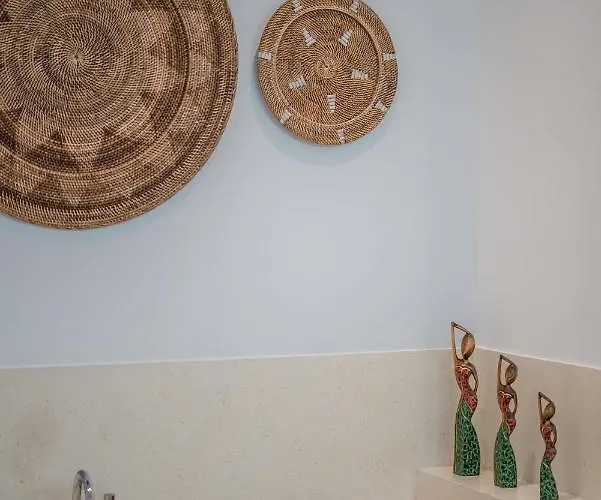 Lisy - Spacious 4br With Large Swimming Pool *