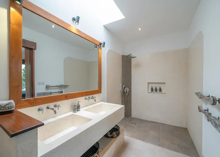 Villa Lisy - Spacious 4br With Large Swimming Pool *