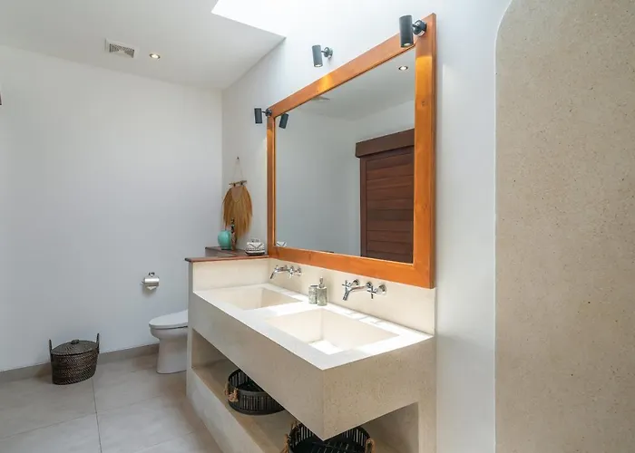 Lisy - Spacious 4br With Large Swimming Pool