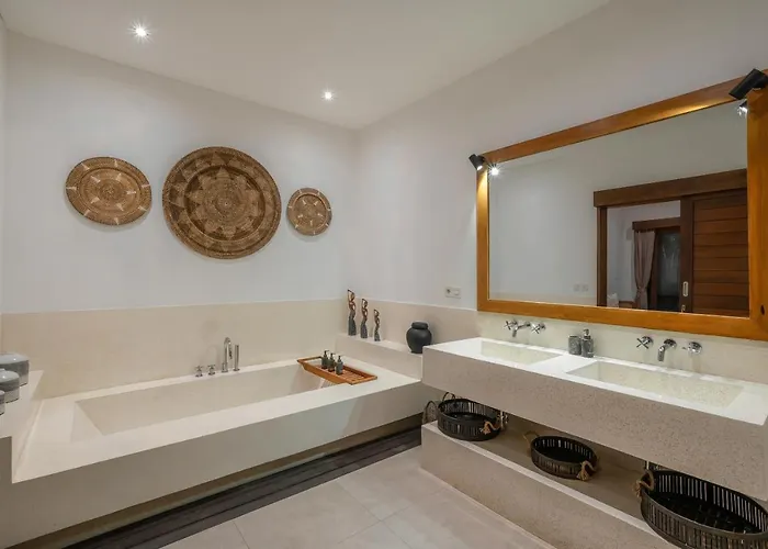 Villa Lisy - Spacious 4br With Large Swimming Pool *