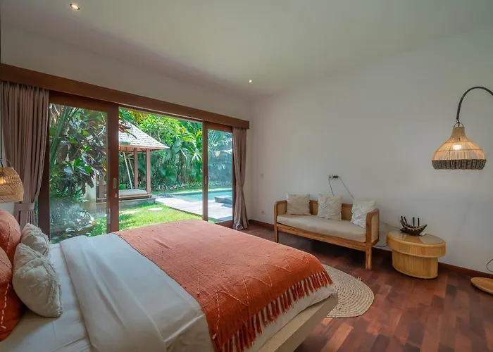 Lisy - Spacious 4br With Large Swimming Pool Villa Canggu (Bali)