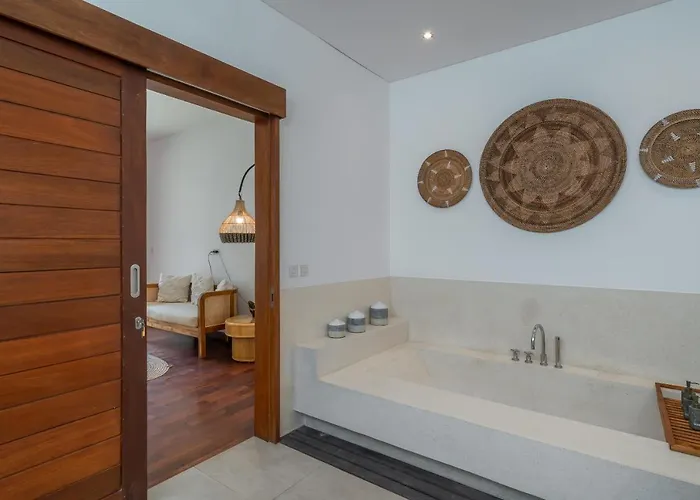 Lisy - Spacious 4br With Large Swimming Pool Canggu (Bali)