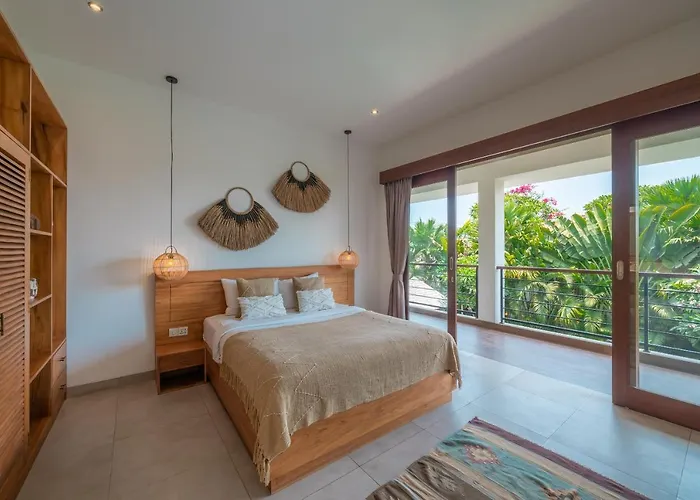 Lisy - Spacious 4br With Large Swimming Pool Villa