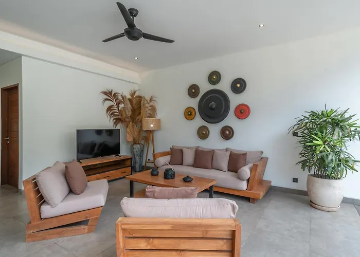 Lisy - Spacious 4br With Large Swimming Pool Villa *