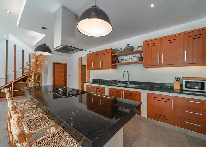 Lisy - Spacious 4br With Large Swimming Pool *