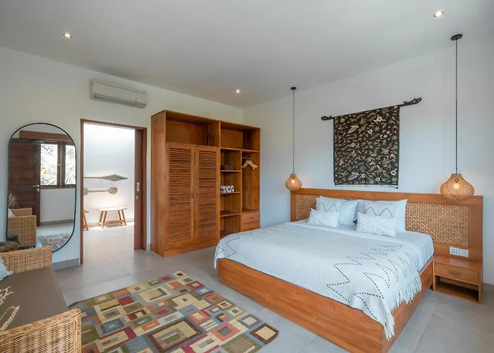 Lisy - Spacious 4br With Large Swimming Pool Villa *
