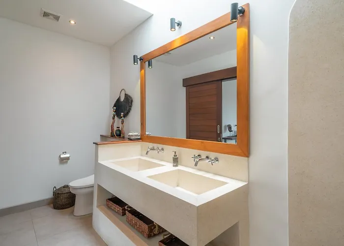 Lisy - Spacious 4br With Large Swimming Pool Villa Canggu (Bali)