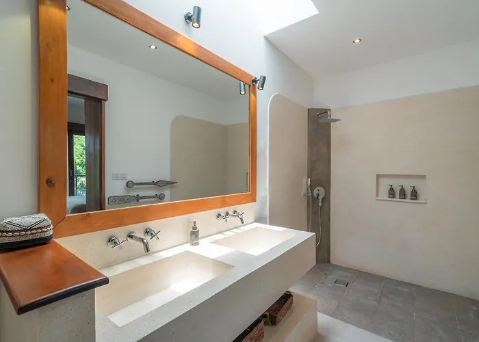 Lisy - Spacious 4br With Large Swimming Pool Canggu (Bali)