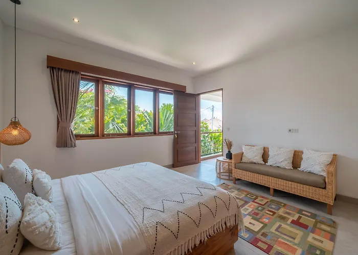 Lisy - Spacious 4br With Large Swimming Pool Villa
