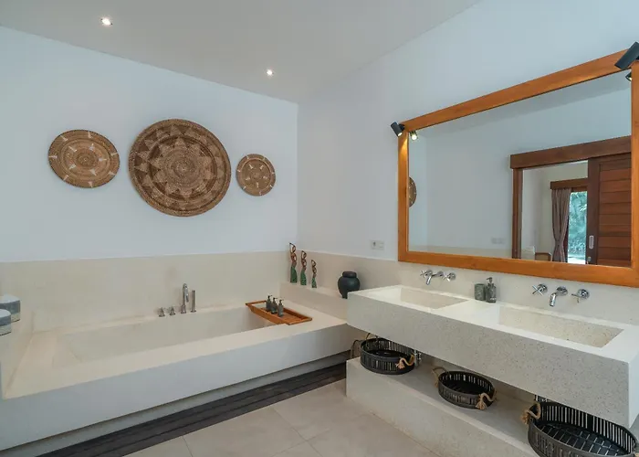Lisy - Spacious 4br With Large Swimming Pool Villa *